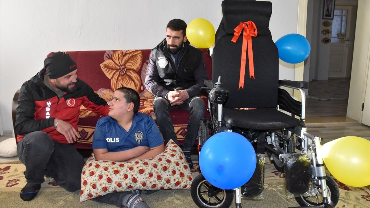 Van'da Bedensel Engelli Öğrenciye Karnesinde Hediye Yağdı