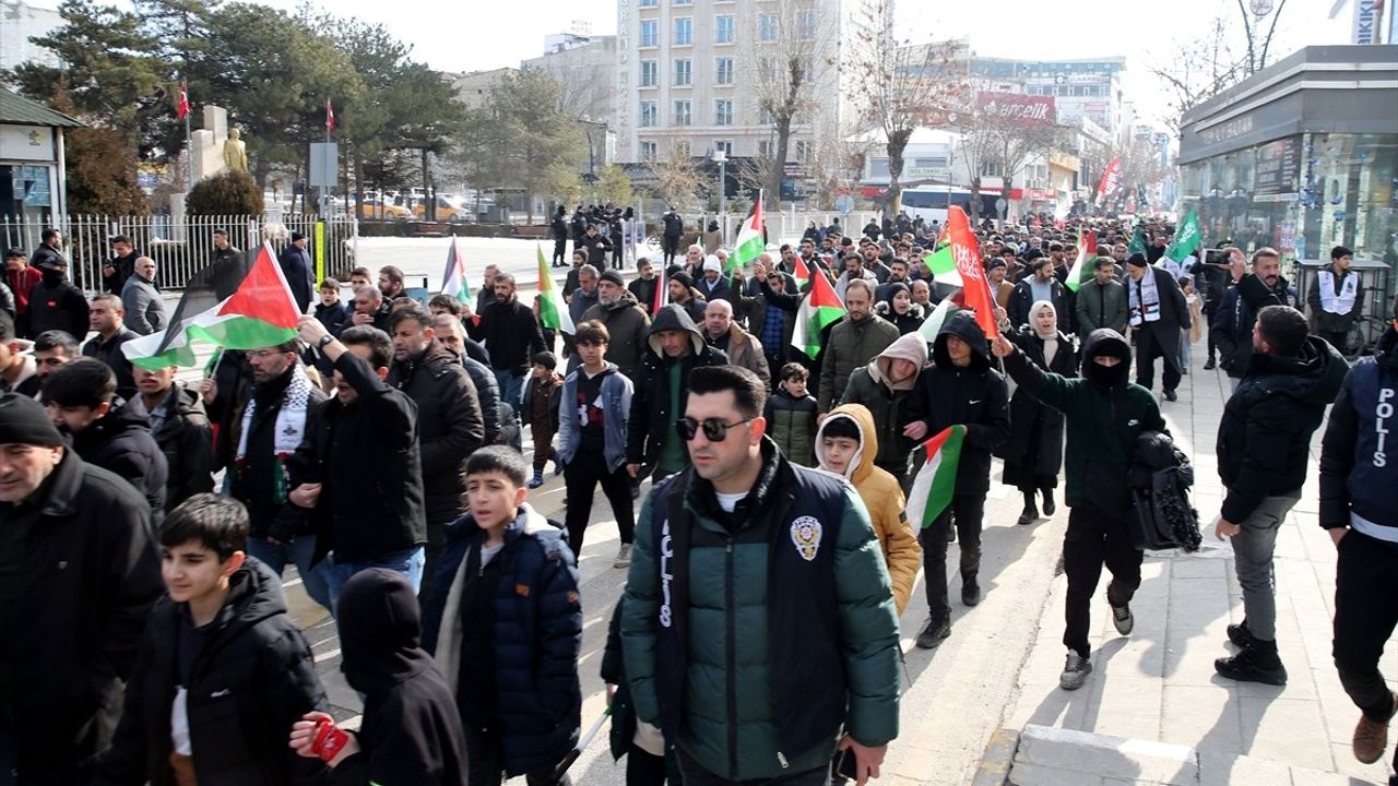 Van'da 'Dünya Kudüs Haftası' Etkinlikleri Kapsamında Yürüyüş Düzenlendi