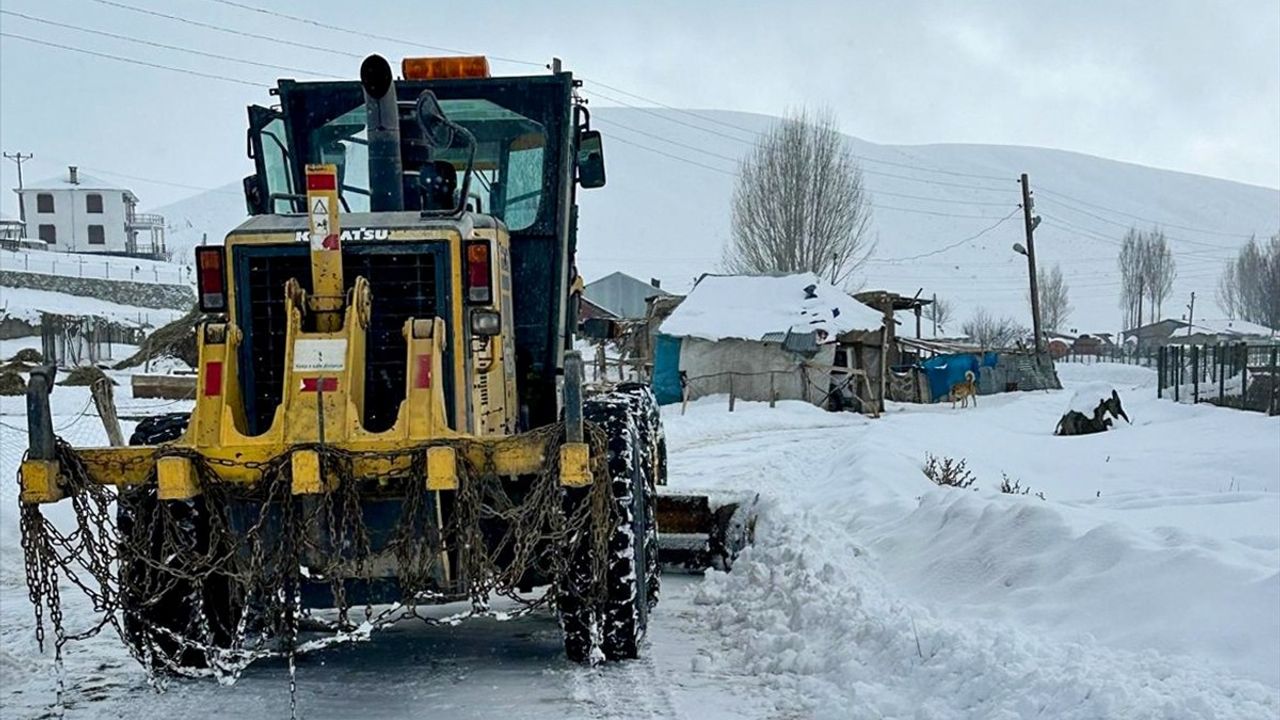 Van'da Kapanan 28 Yerleşim Yerinin Yolu Ulaşıma Açıldı