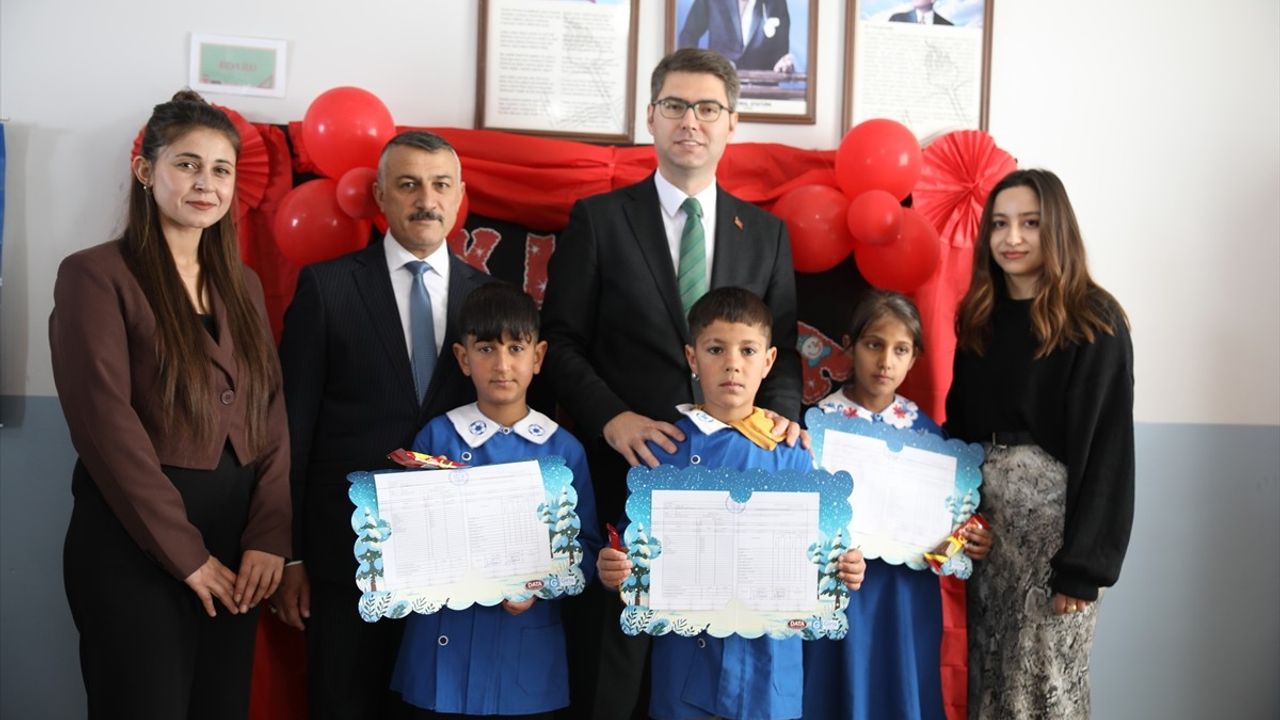 Van'da Öğrenciler Yenilenen Ana Sınıfında Karnelerini Kutladı