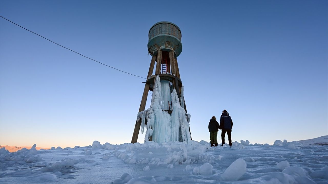 Van'da Soğuk Hava Su Depolarını Buzla Kapladı