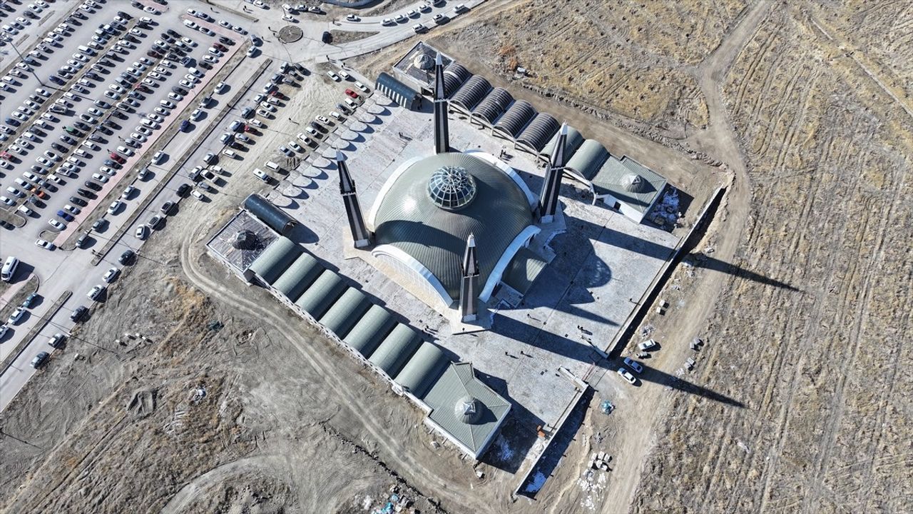 Van'da Tıbbiye Cami ve Külliyesi'nde İlk Cuma Namazı Kılındı