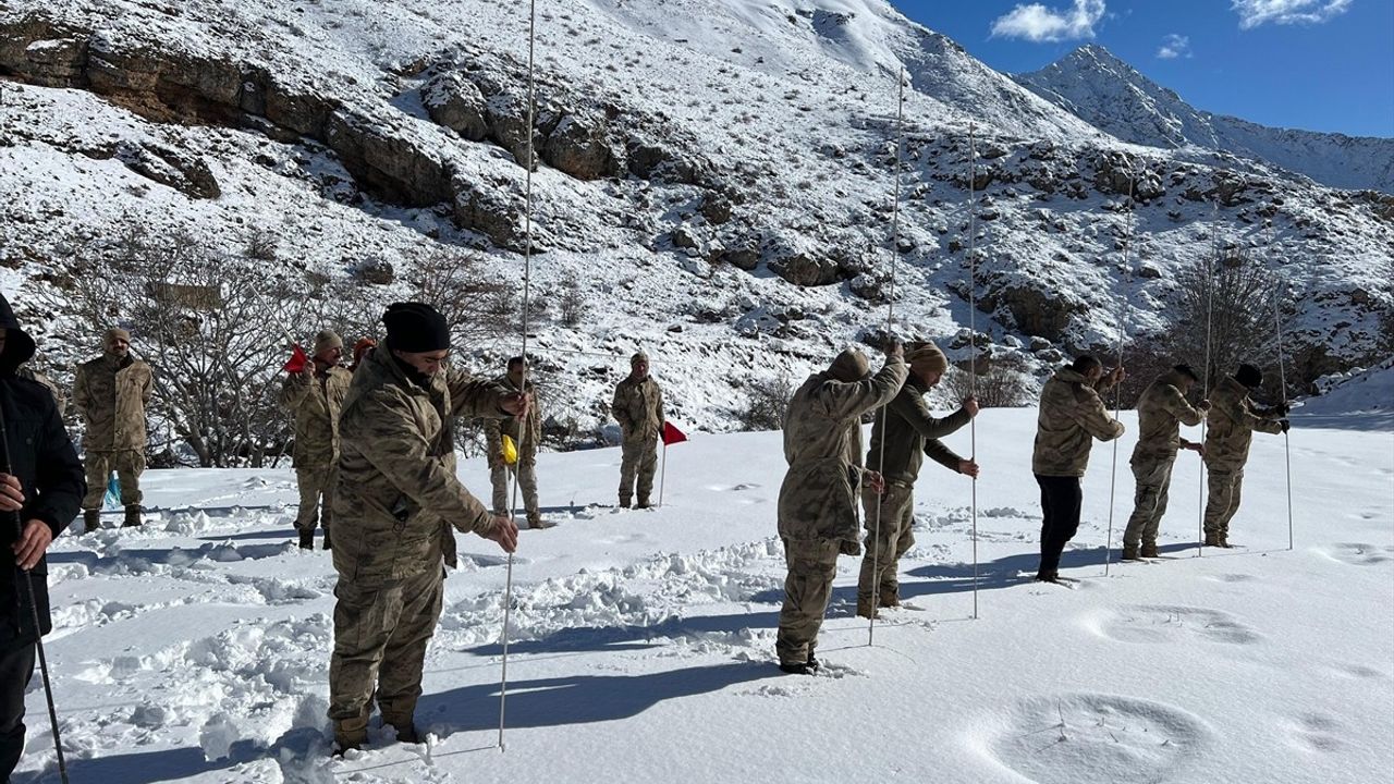 Van İli'nde Güvenlik Korucularına Çığ Arama Kurtarma Eğitimleri Verildi