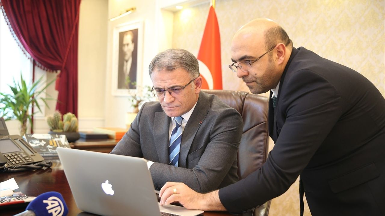 Van Valisi Ozan Balcı, AA'nın 'Yılın Kareleri' Oylamasına Katıldı