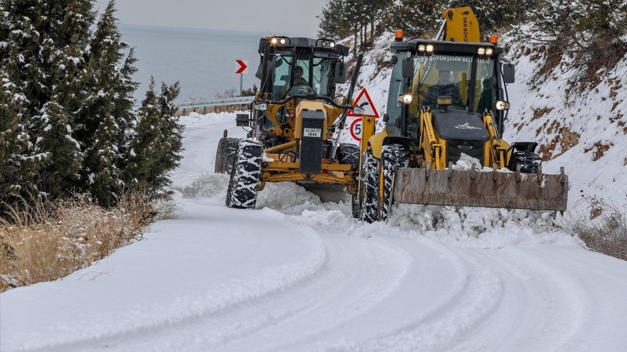 Van ve Bitlis'te 44 Yerleşim Biriminin Ulaşımı Kesildi