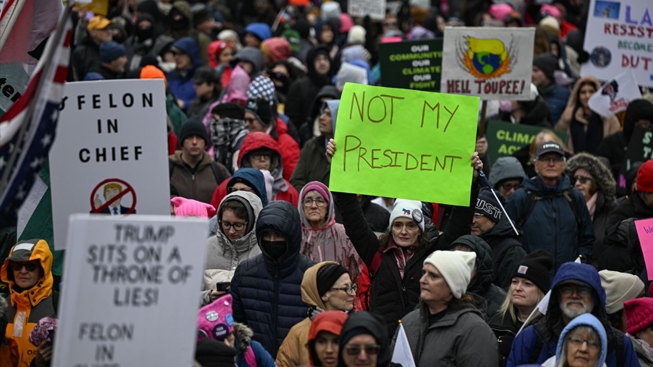 Washington'da Trump'ın Başkanlığını Protesto Eden Binlerce Gösterici Toplandı