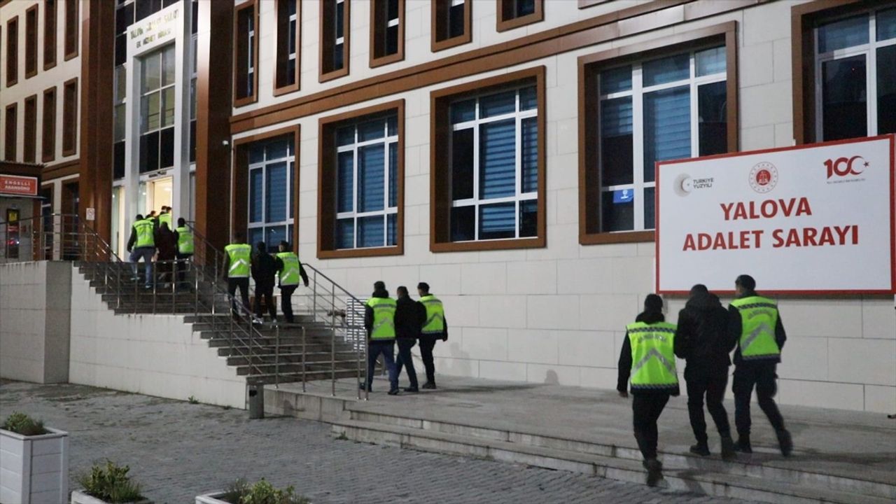 Yalova'da Göçmen Kaçakçılığı Operasyonu: 8 Zanlı Tutuklandı