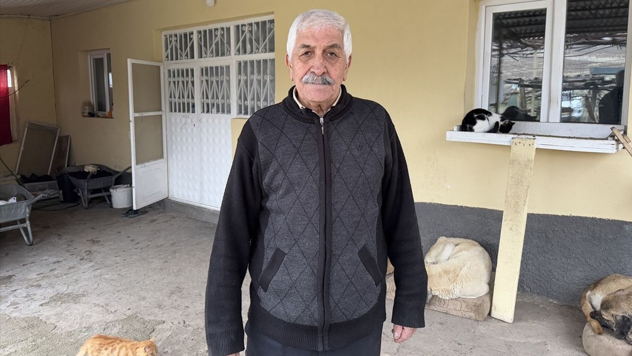 21 Yıldır Kırsalda Yaşayan Eşeğe Şefkatle Bakıyor