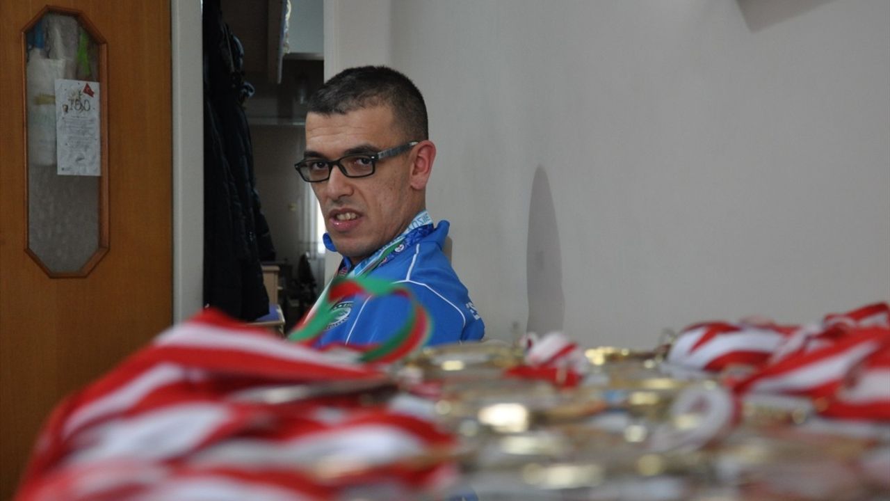 22 Yıldır Oğlunun Yanında: Serebral Palsili Yüzücü Mehmet Bakır Eğilmez'in Annesi Nuray Eğilmez'in Destanı