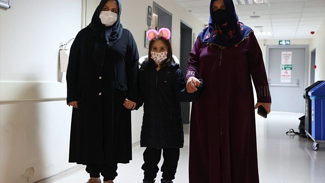 8 Yaşındaki Azra Elif'e Annesinin Böbreği Başarıyla Nakledildi