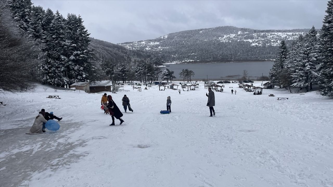 Abant Gölü Milli Parkı'nda Hafta Sonu Kar Keyfi