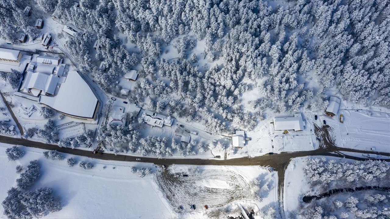 Abant Gölü Milli Parkı'nda Kar Manzarası Dronla Görüntülendi