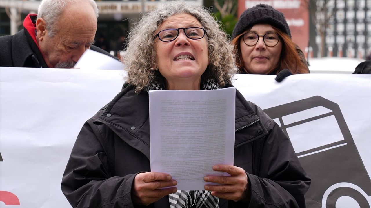 Ada Halkından İBB Binası Önünde 'Turizm Yapılaşması' Eylemi