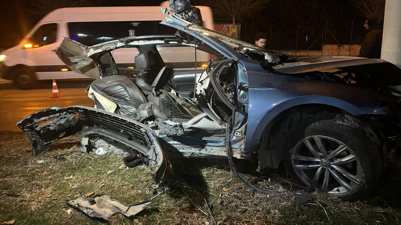 Adana'da Ağaca Çarpan Otomobil İkiye Ayrıldı: Sürücü Yaralandı