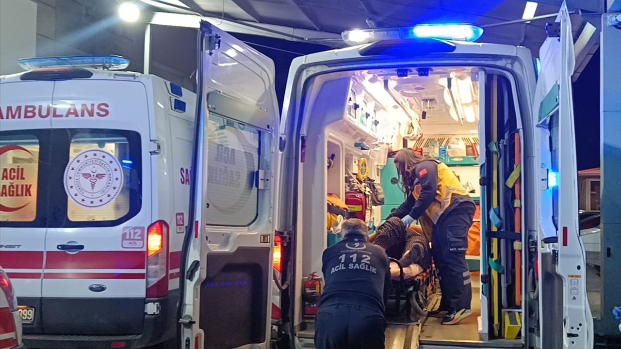 Adana'da İki Otomobilin Çarpıştığı Trafik Kazasında 3 Yaralı