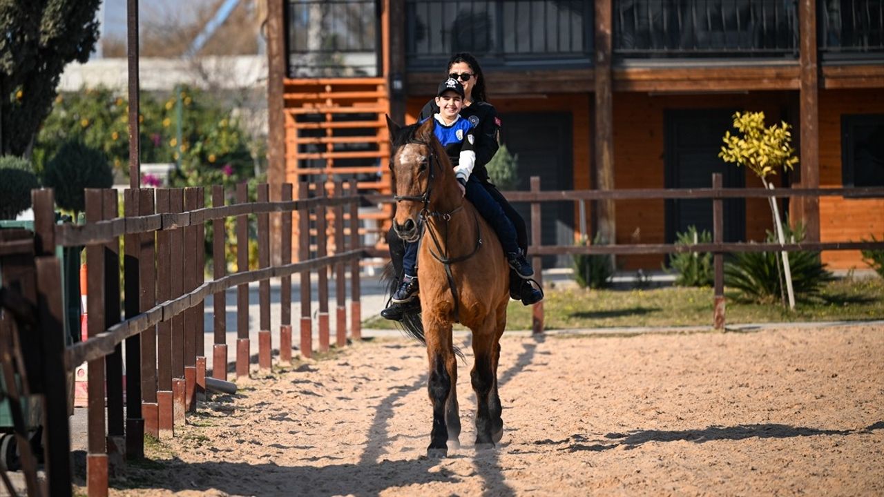 Adana'da İlkokul Öğrencilerinin Atlı Polislerle Tanışma Hayali Gerçek Oldu