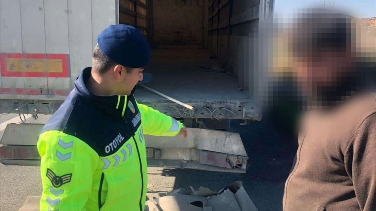 Adana'da Yol Kenarına Moloz Döken Sürücüye 13 Bin 177 Lira Ceza Kesildi