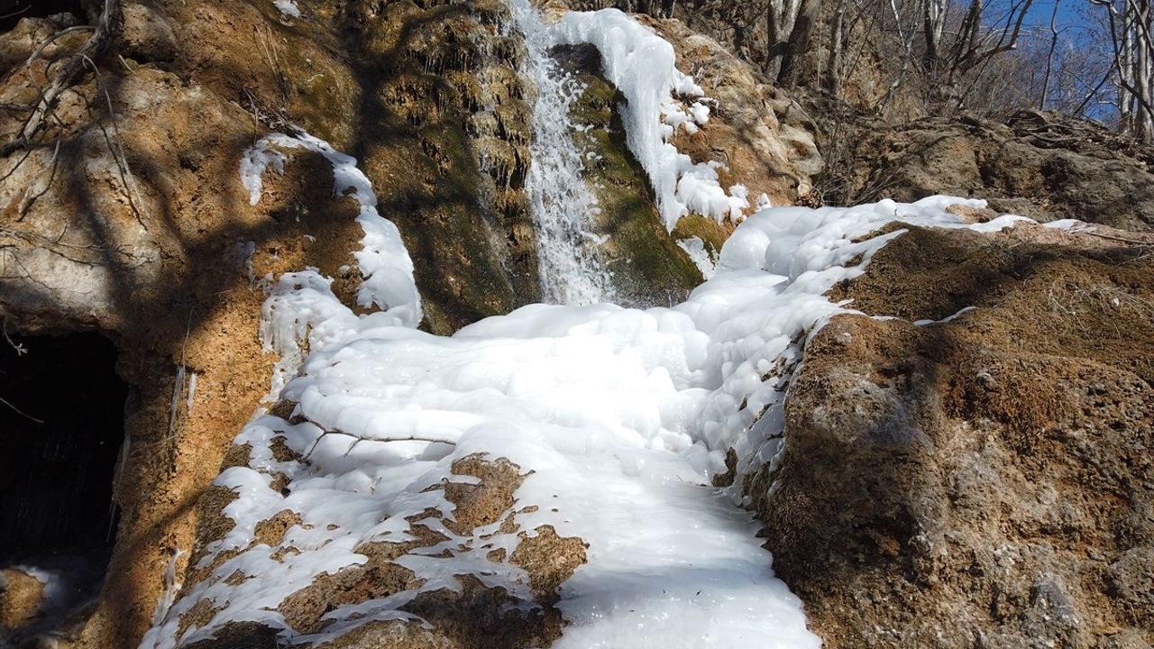 Adana'daki Obruk Şelalesi'nde Buz Sarkıtları Oluştu