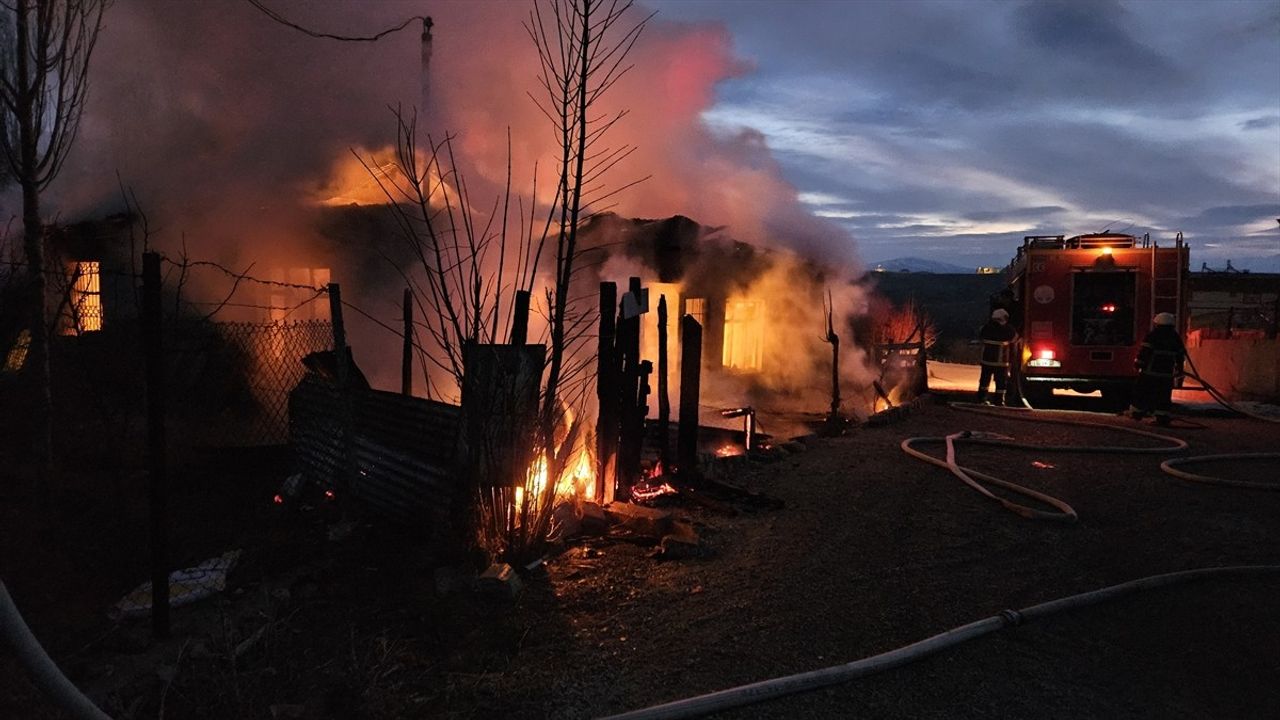 Adana'nın Tufanbeyli İlçesinde Yangın: Bir Ev Kullanılamaz Hale Geldi