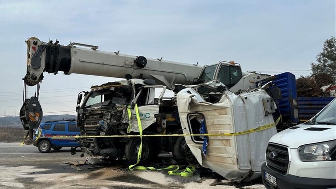 Adıyaman'da Tır ve Vinç Çarpıştı: 2 Kişi Ağır Yaralandı