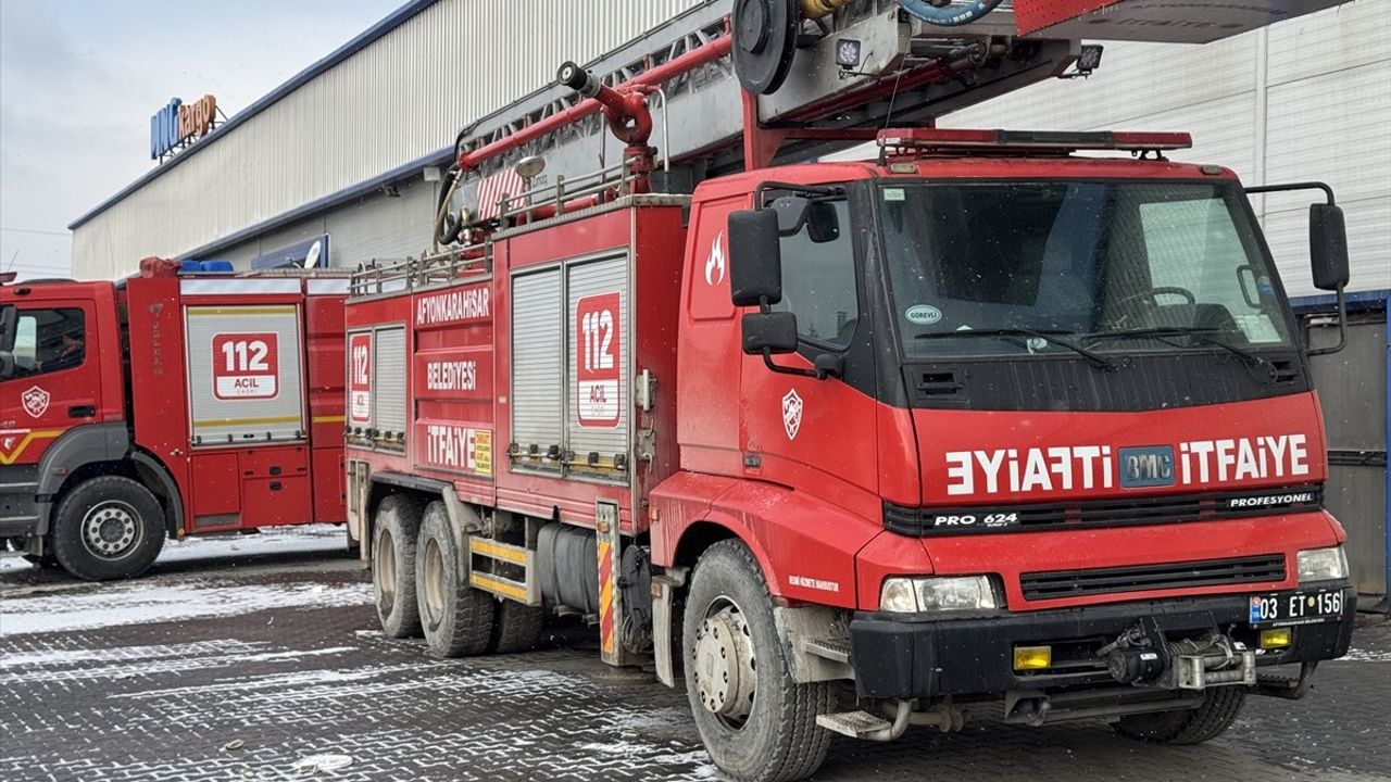 Afyonkarahisar'daki Fabrika Yangınında Soğutma Çalışmaları Devam Ediyor