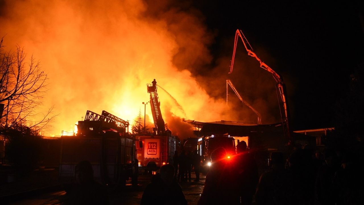 Afyonkarahisar'daki Orman Ürünleri Fabrikasında Yangın Yangın Söndürme Ekipleri Müdahalede Bulunuyor