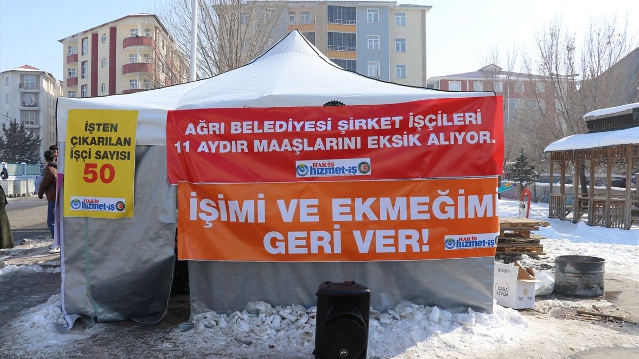 Ağrı Belediyesi'nde İş Akdine Son Verilen İşçilerin Nöbeti Devam Ediyor