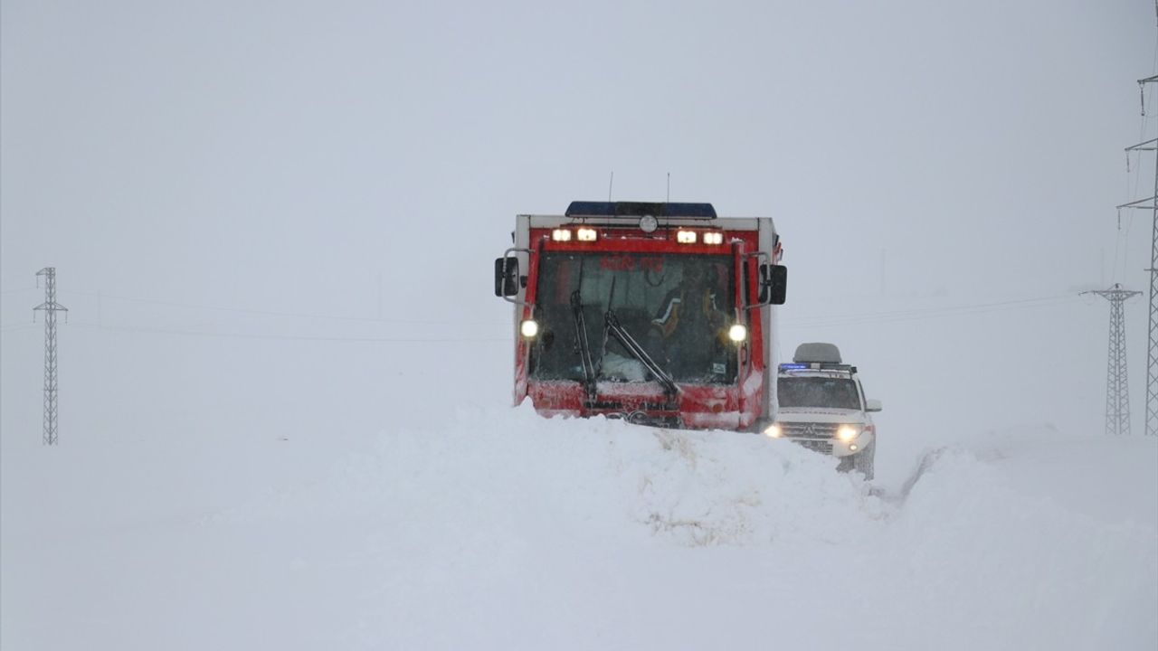 Ağrı'da Sağlık Ekipleri, Karla Kaplanan Köylerdeki Hastalar İçin Seferber Oldu