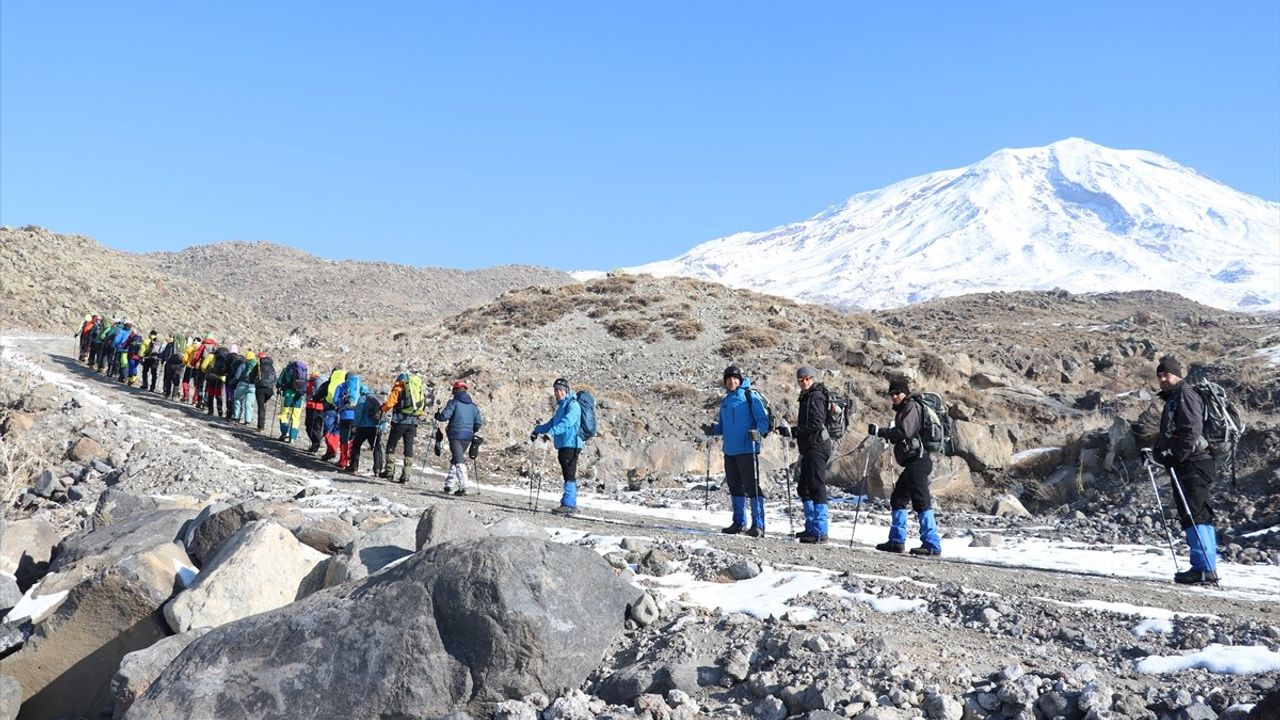 Ağrı Dağı Kış Zirve Tırmanışı Başarıyla Tamamlandı
