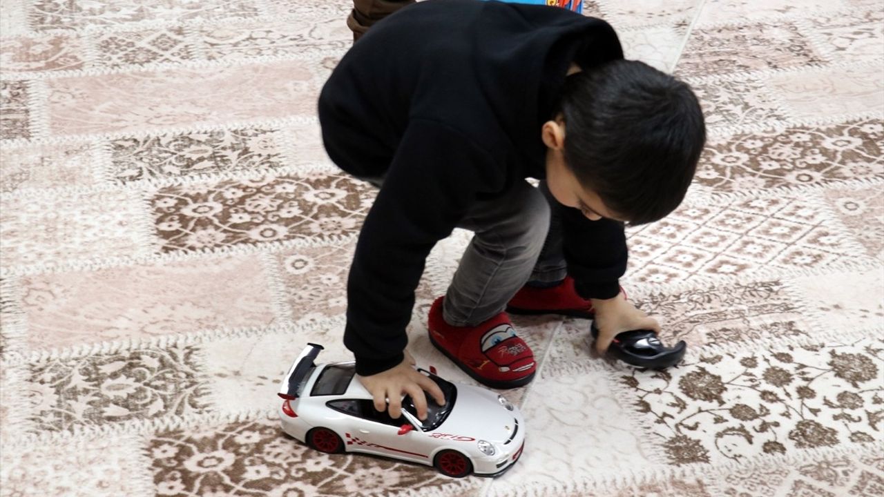 Ağrı'daki Öğrencilere Oyuncak Dağıtımı: 'Mutluluk Harekatı' Projesi Devam Ediyor
