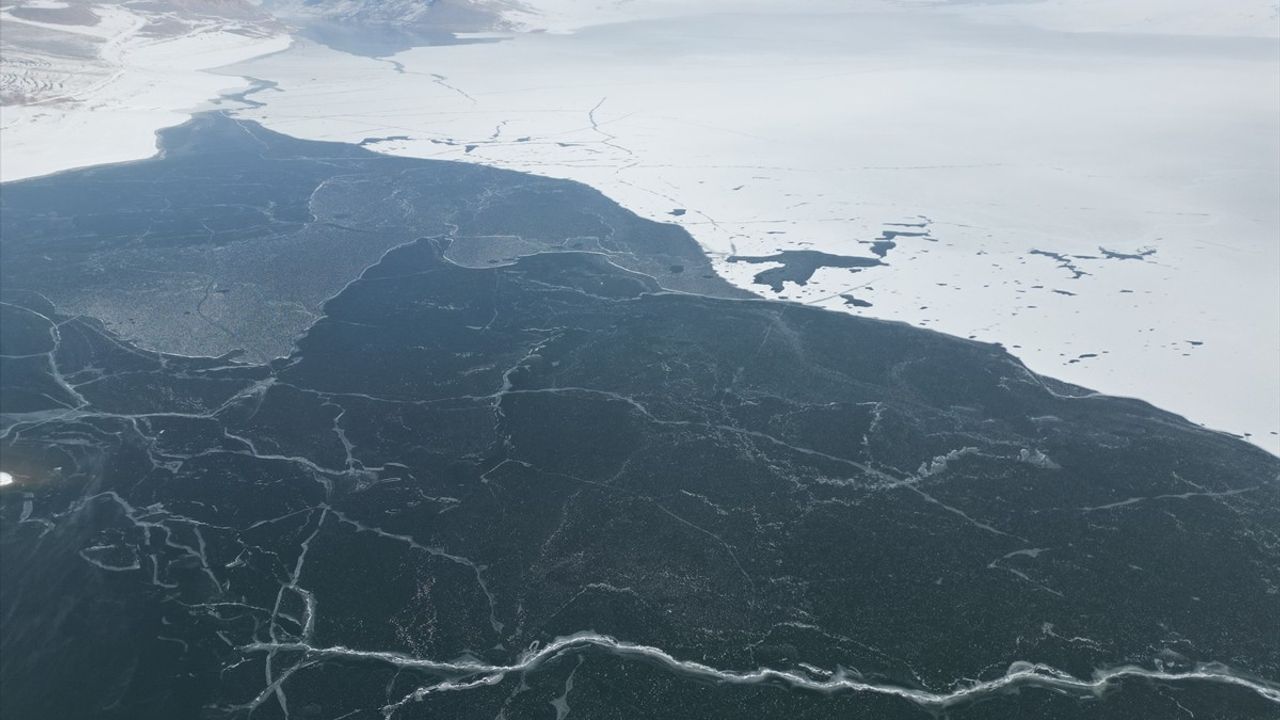 Ağrı'daki Yazıcı Barajı'nın Yüzeyi Buzla Kapalandı