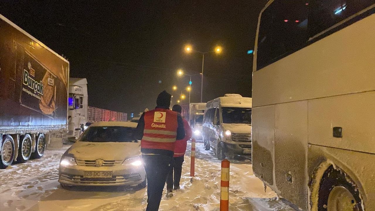 Ağrı-Iğdır Kara Yolunda Mahsur Kalan Vatandaşlara Türk Kızılay Kumanya Dağıttı
