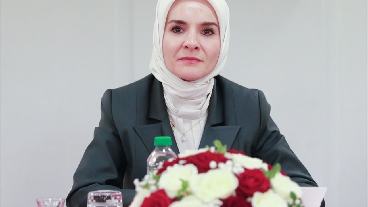 Aile ve Sosyal Hizmetler Bakanı Göktaş, Paris'teki Türk Vatandaşları ile Buluştu