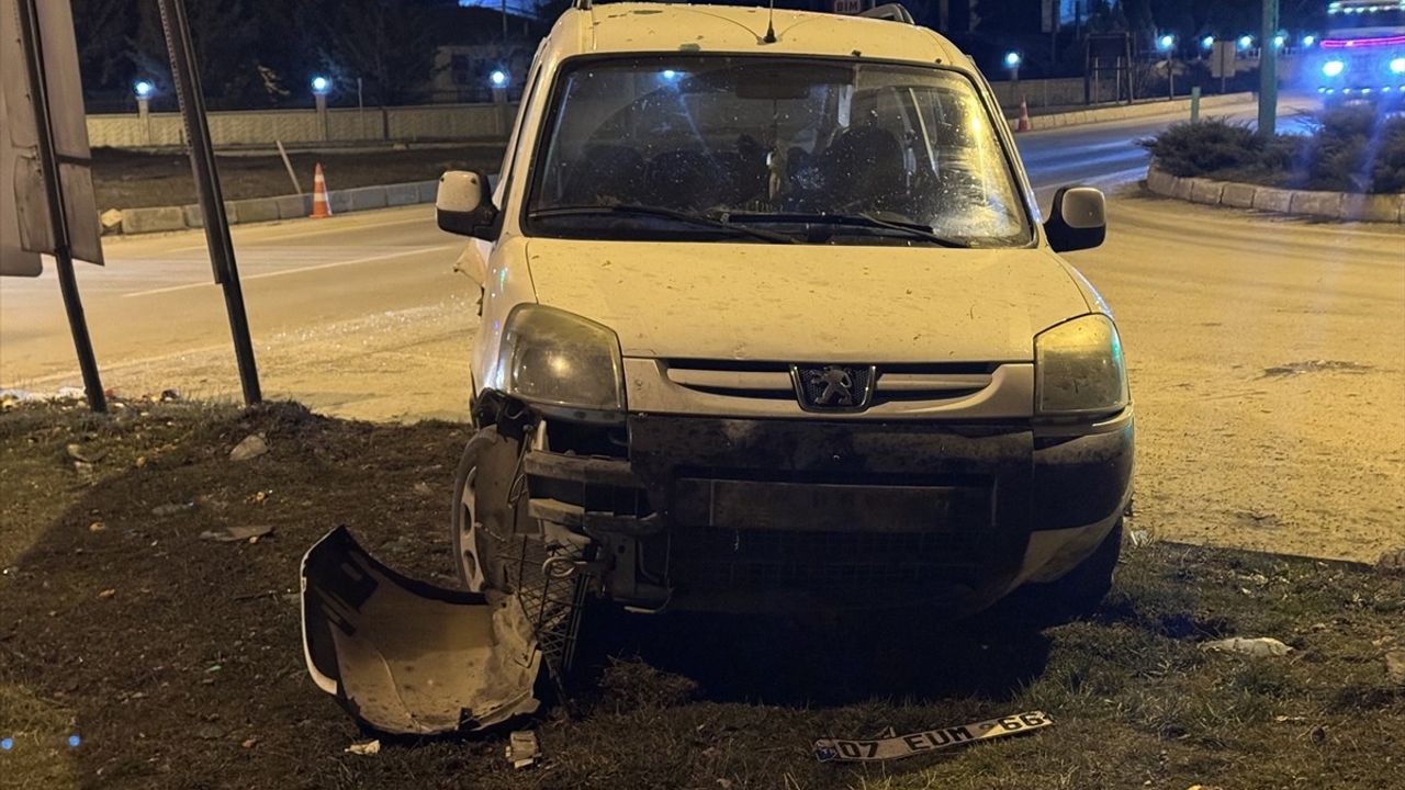 AK Parti Afyonkarahisar Milletvekili Yurdunuseven ve İl Başkanı Şahin Trafik Kazası Geçirdi