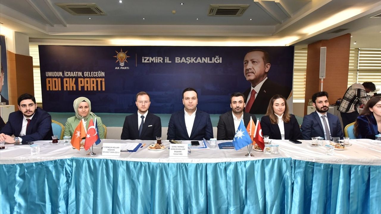 AK Parti Gençlik Kolları Genel Başkanı Yusuf İbiş, İzmir Teşkilatıyla Bir Araya Geldi