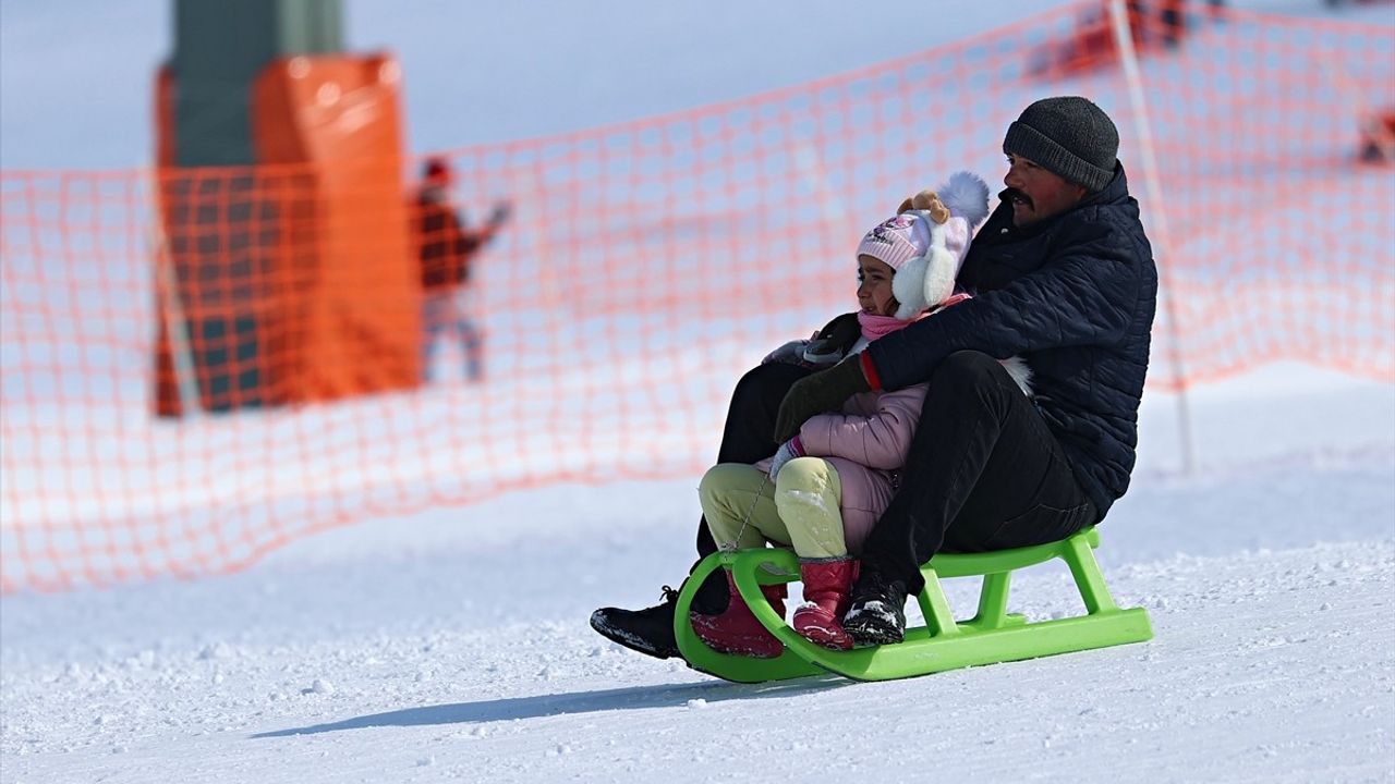 Akdağ Kayak Merkezi'nde Kayakseverler Kışın Keyfini Çıkartıyor