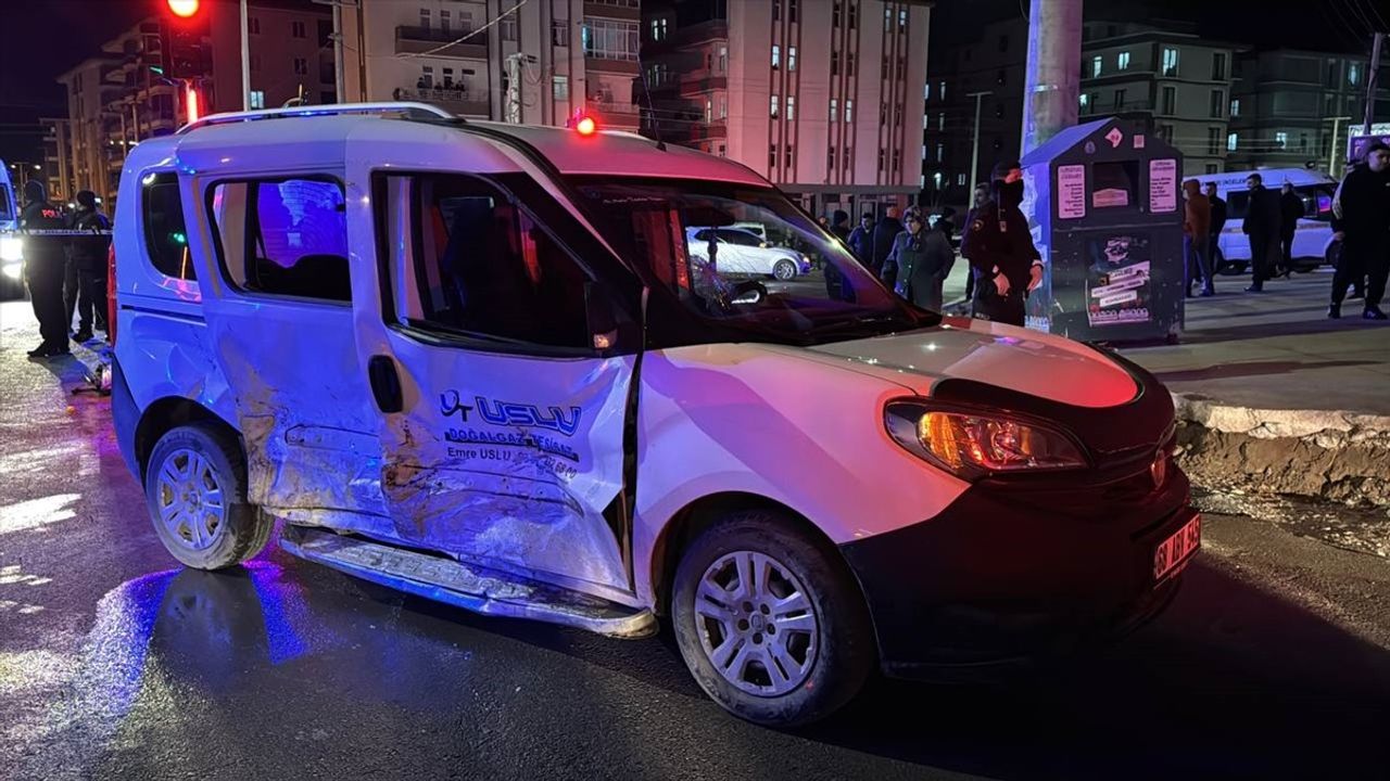 Aksaray'da Otomobil ile Hafif Ticari Araç Çarpıştı: 4 Yaralı