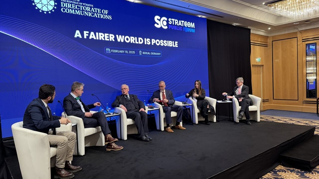 Almanya'da 'Daha Adil Bir Dünya Mümkün' Paneli Gerçekleştirildi