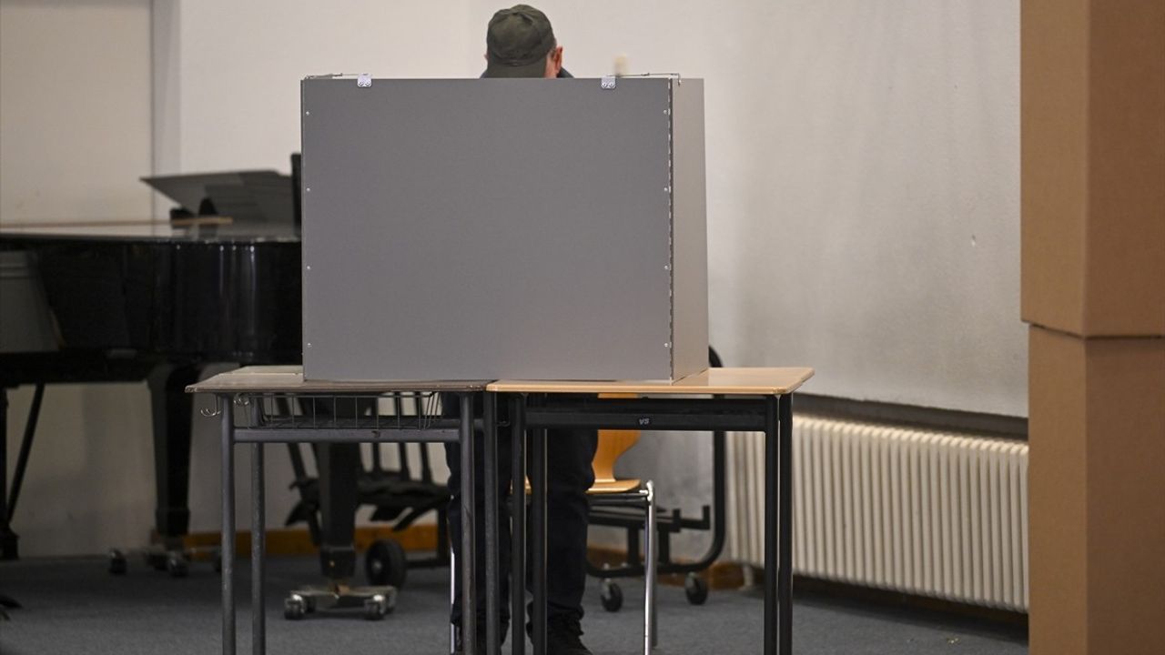 Almanya'da Genel Seçimler İçin Oy Verme İşlemi Başladı