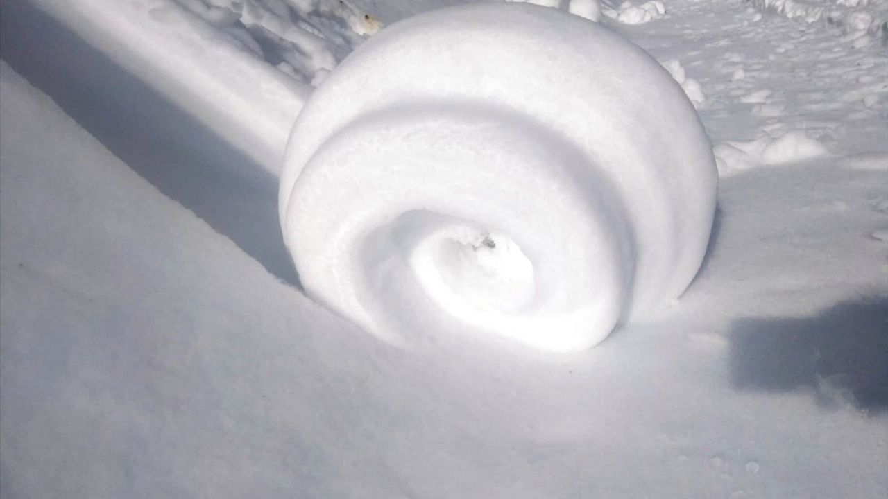 Amasya'da Ender Görülen Kar Ruloları Doğa Tutkunlarını Büyülüyor