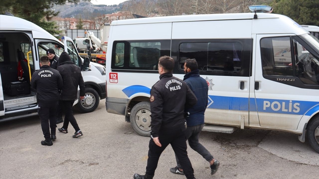Amasya'da Kauçuk Yüklü Tırda 24 Düzensiz Göçmen Yakalandı