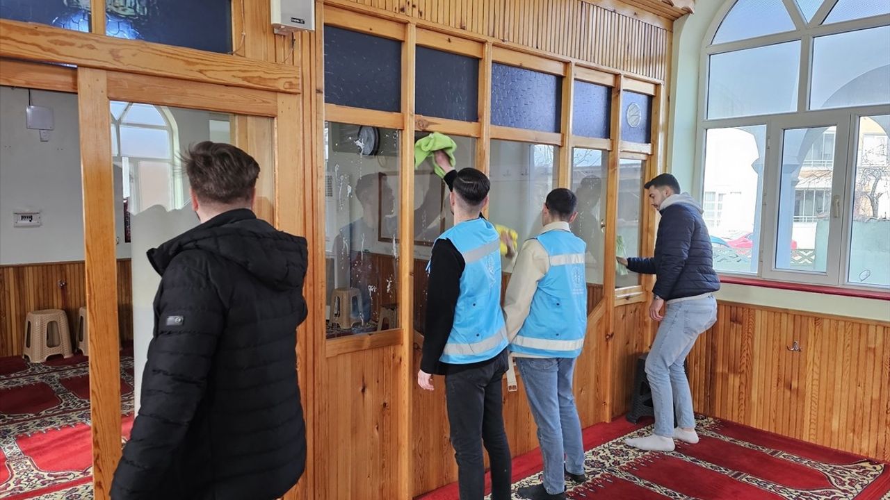 Amasya'da Öğrenciler Ramazan Temizliği İçin Camide Görev Aldı