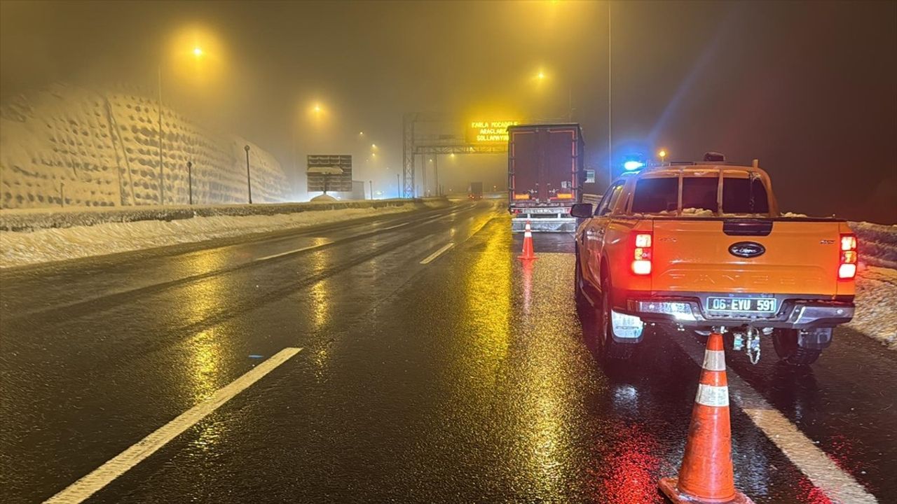 Anadolu Otoyolu Bolu Dağı'nda Buzlanma Nedeniyle Tır Kazası Ulaşımı Aksattı