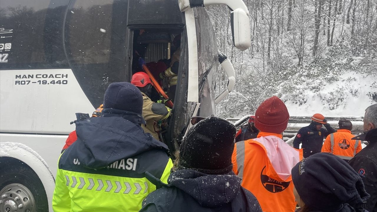 Anadolu Otoyolu'nda Tıra Çarpan Otobüsün Sürücüsü Yaralandı