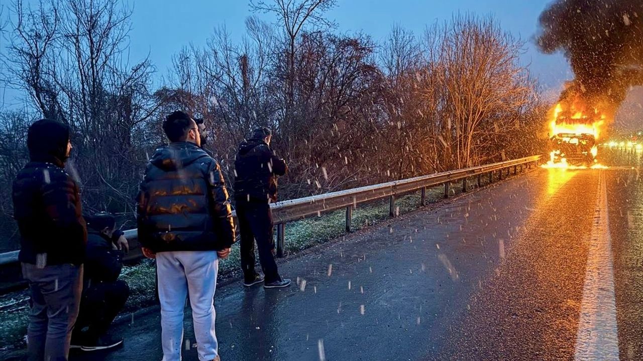 Anadolu Otoyolu'nda Yangın: Seyir Halindeki Tır Kullanılamaz Hale Geldi