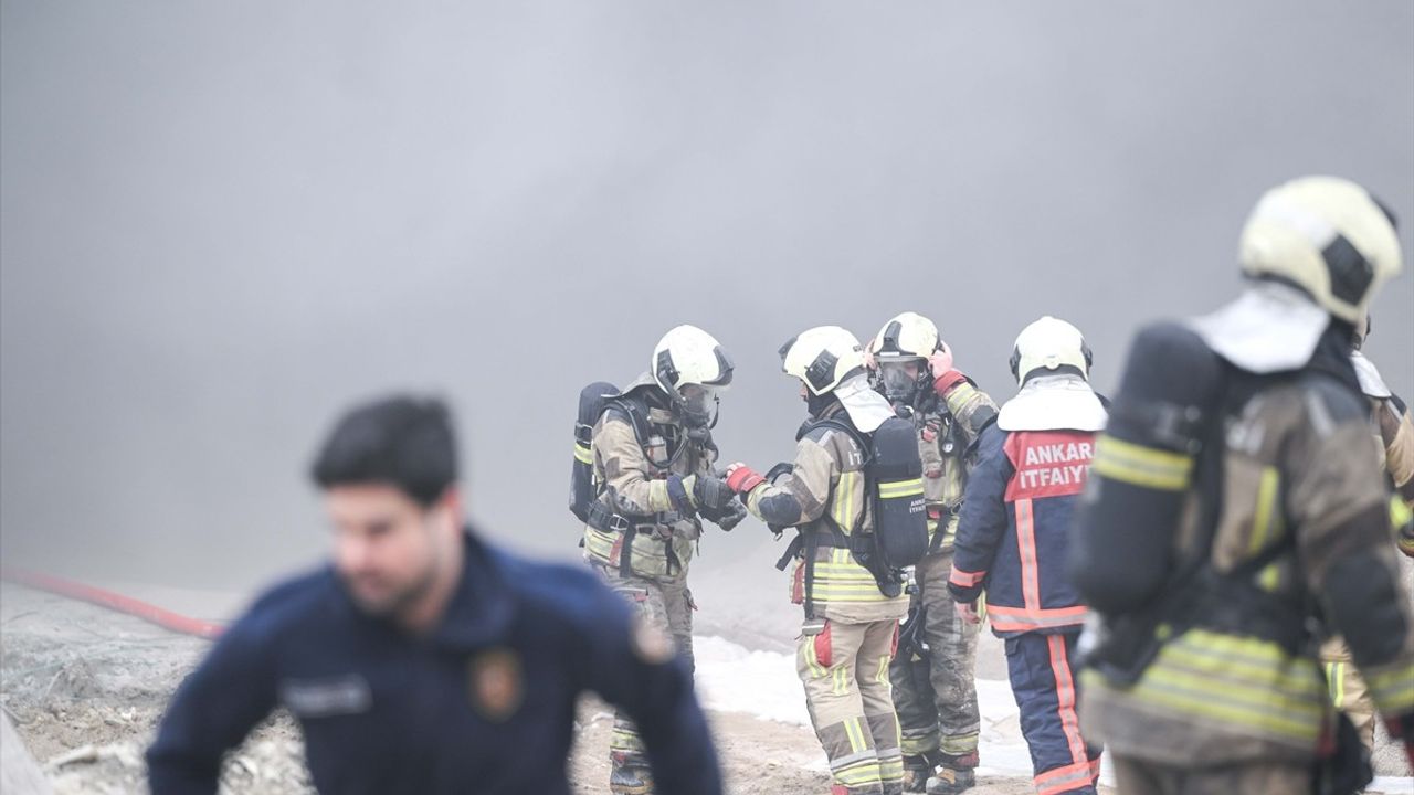 Ankara Çankaya'da İnşaat Alanında Yangın Çıktı