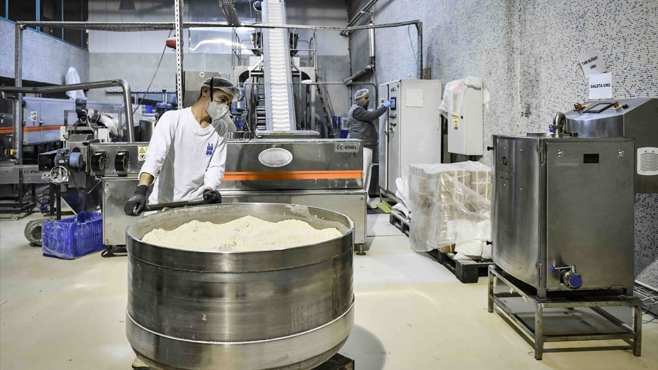 Ankara'da Fire Ekmeklerden Üretilen 'Halk Çerez' Atıştırmalıkları Satışa Sunuluyor