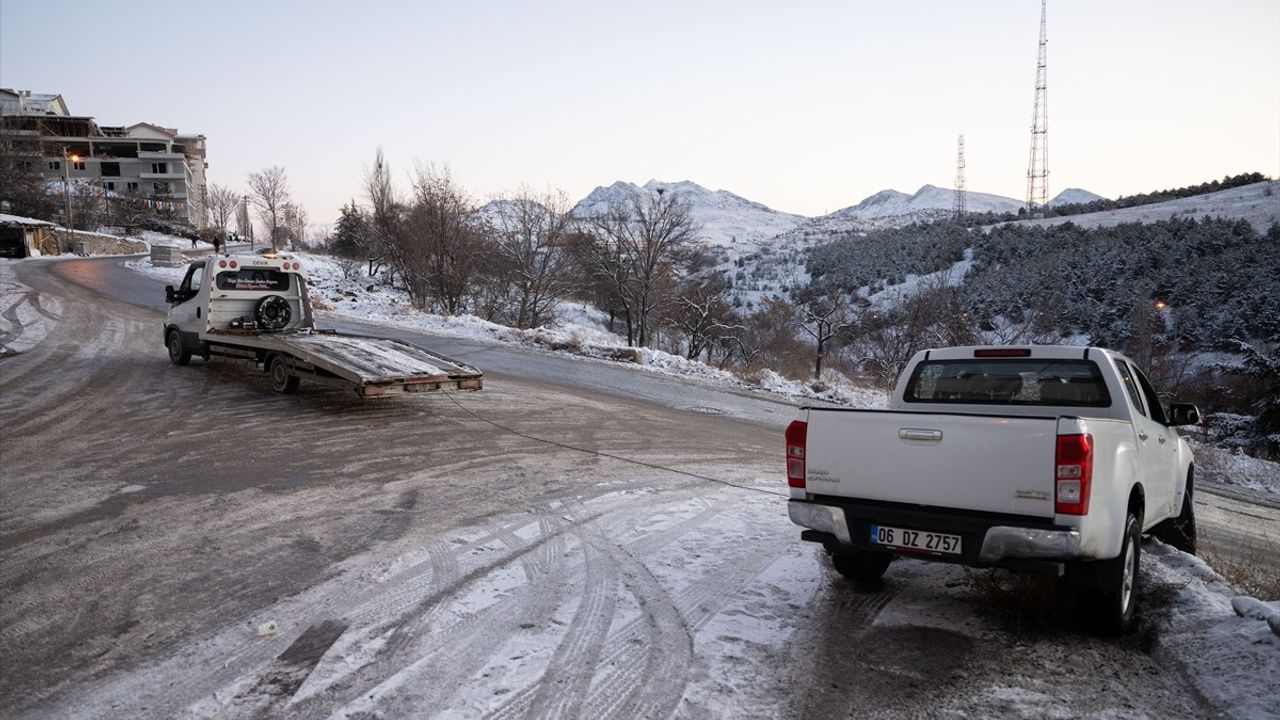 Ankara'da Kar Yağışı ve Buzlanma Trafiği Olumsuz Etkiliyor