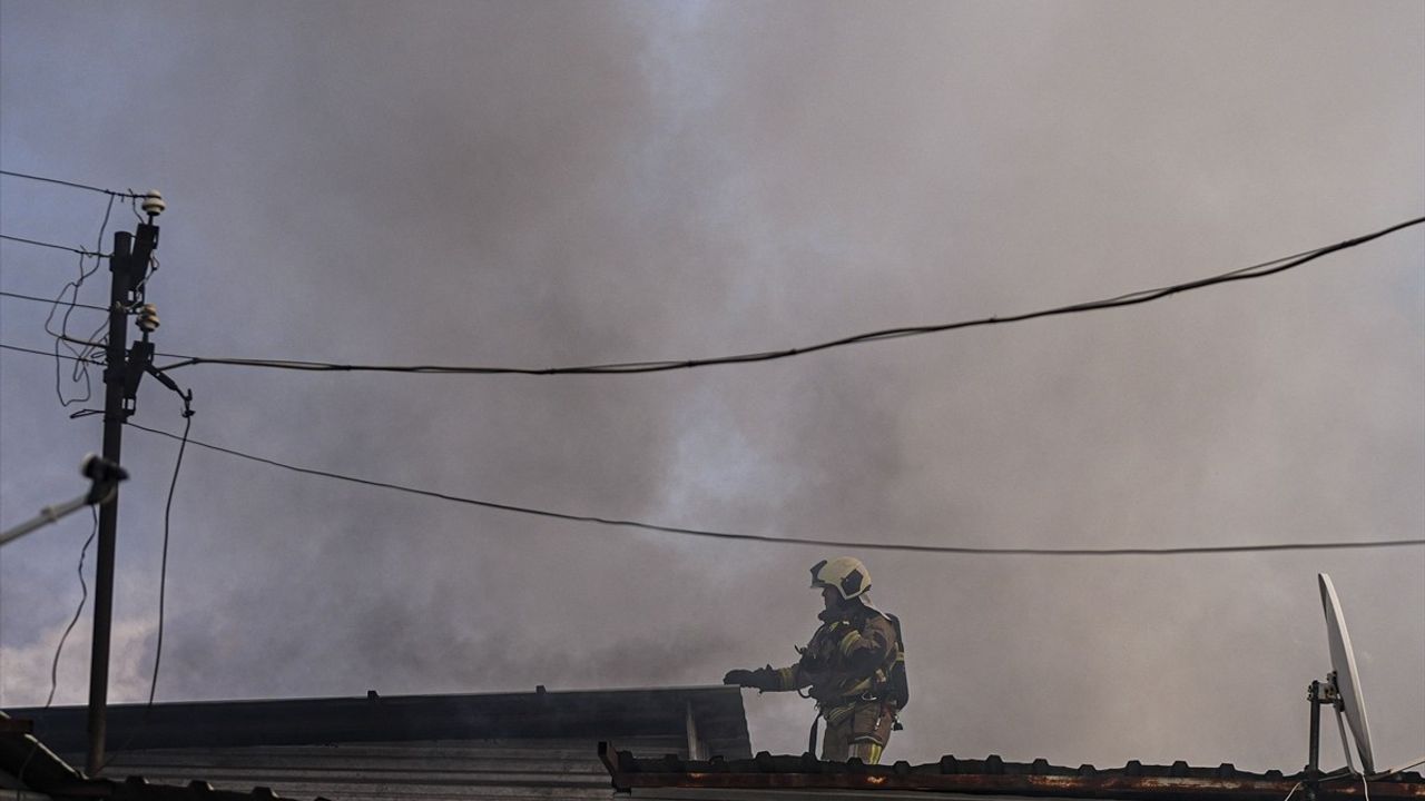 Ankara'da Mobilya Dükkanında Yangın: Üç İş Yerine Zarar Verdi