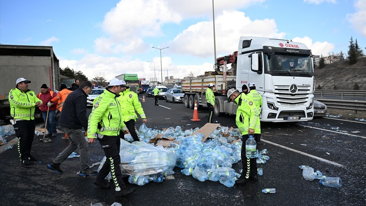 Ankara'da Su Yüklü Kamyonun Devrilmesiyle 4 Araç Karıştı
